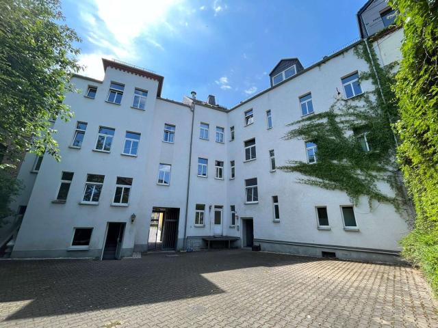 Einzigartige Dachgeschosswohnung offene Küche, Bad mit Badewanne und Fenster