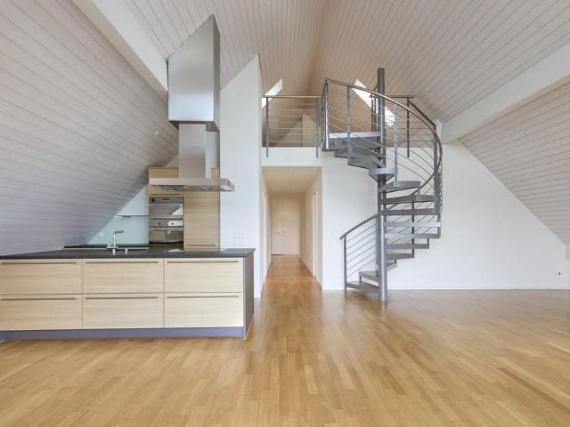 Einzigartige Dachwohnung mit Galerie und Weitblick über den Zürichsee