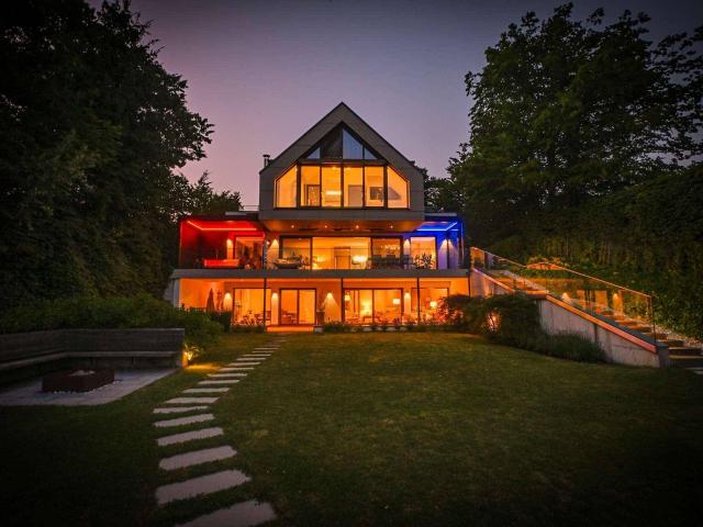 EINZIGARTIGE DESIGN IKONE IN EXKLUSIVER SEELAGE AM WÖRTHERSEE