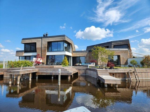 Einzigartige Seevilla mit direktem Seezugang und Bootsliegeplatz in Neusiedl am See