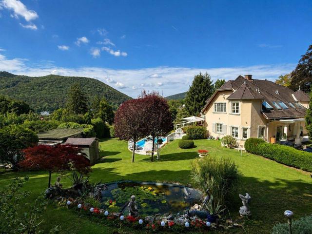 EINZIGARTIGE RESIDENZ IN DER NATUR 301 m² Wohnfläche, Garten, Wald und Terrassen mit Pool!
