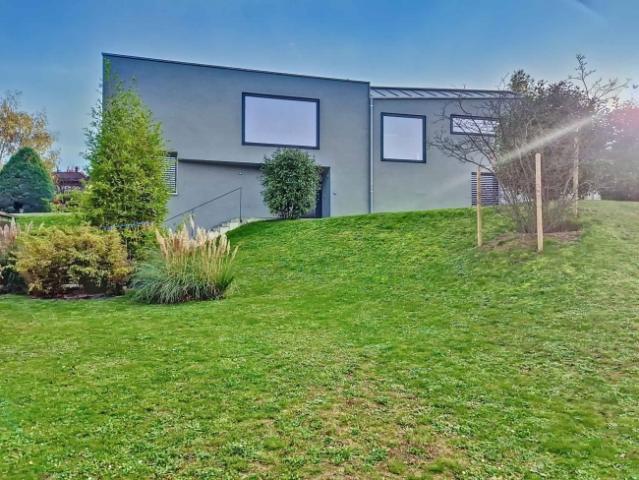 Einzigartige Villa in einer Wohngegend