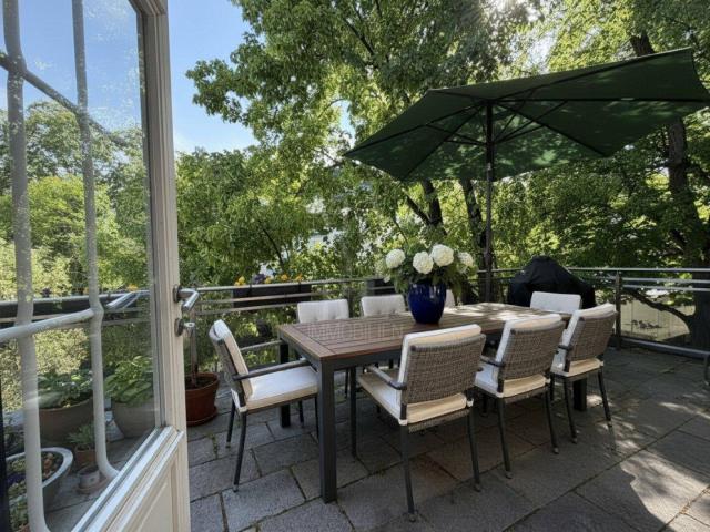 Einzigartige Villenwohnung mit Hauscharakter im Cottageviertel mit zwei Garagenplätzen