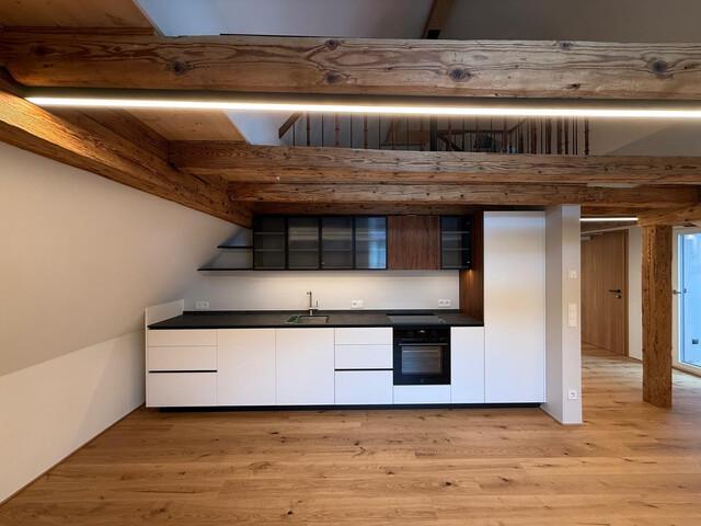 Einzigartige zweistöckige 4 Zimmer Dachgeschosswohnung zu vermieten!