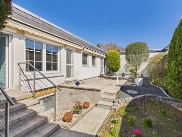 Einzigartiger Atrium Bungalow in Maintal Bischofsheim mit EBK, Traumgarten und Garage