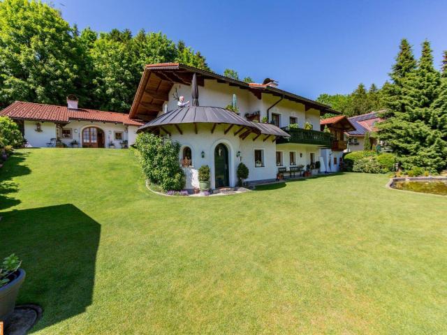 Einzigartiger Landsitz mit Hallenbad im idyllischen Almtal – Handwerk, Geschichte und Nachhaltigkeit in perfekter Harmonie