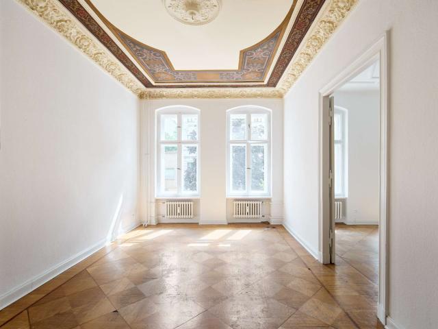 Einzigartiger Stuckaltbau mit Balkon im Wrangelkiez