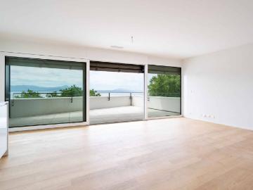 EINZIGARTIGES Dachgeschoss mit 5,5 Zimmern von 180m2 mit einer Dachterrasse von 168m2 mit Panoramablick auf den See und die Alpen