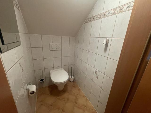 Geräumiges 6 zimmer einfamilienhaus mit garten, pool und zwei bädern in nö!