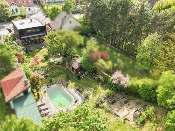 EINZIGARTIGES EINFAMILIENHAUS MIT GROSSEM GARTEN NATURPOOL LUFTWÄRME PUMPE GRÜNBLICK