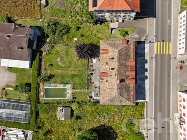 Einzigartiges Gebäude zum Renovieren Helles Anwesen mit großzügigen Volumen