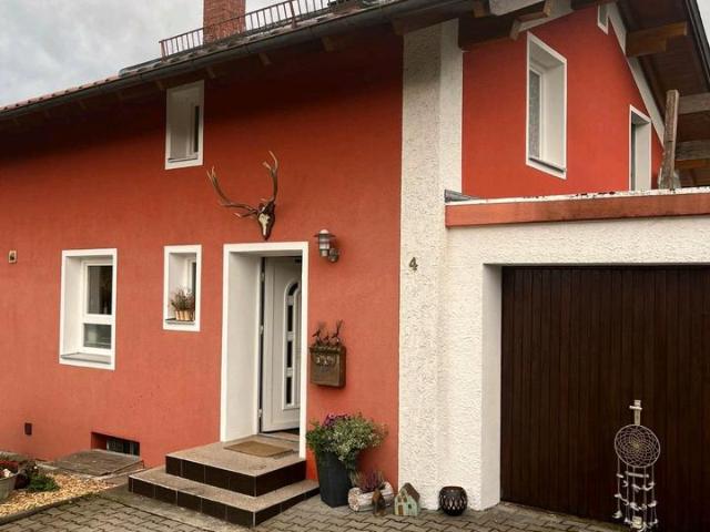 Einzigartiges Haus zu verkaufen. Saniertes Eigenheim mit PV