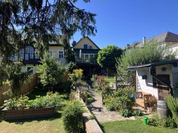 EINZIGARTIGES LIEBHABEROBJEKT! Entzückendes, generalsaniertes Winzerhaus am Gießhübl mit traumhaftem Garten, Carport, Wintergarten, Terrasse, Weinkeller, Gartenhaus um 95 m² erweiterbar, Salettl, uvm