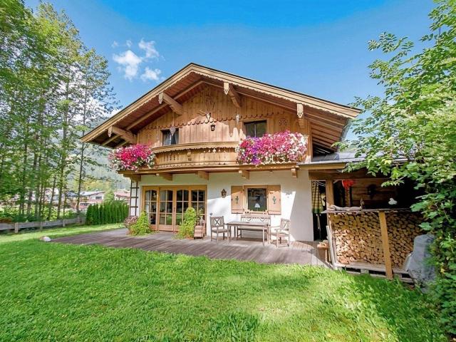 Bezauberndes Tiroler Landhaus im Chalet Stil mit großer Gartenoase