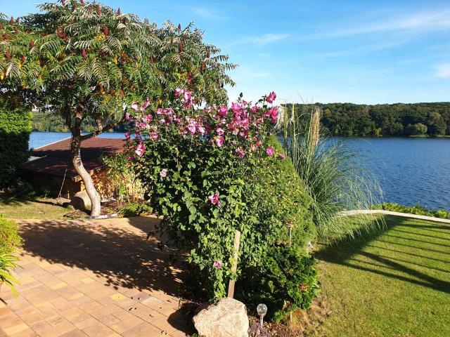 Einzigartiges Wassergrundstück mit Haus und Bootshaus am Kalksee