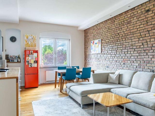 Einzigartiges Wohnambiente trifft moderne Eleganz – topp modernisierte 3 Zimmer Altbau Wohnung