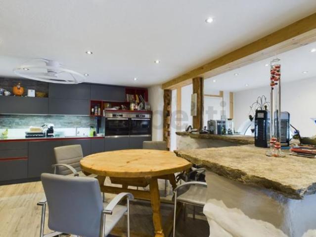 Einzigartiges 5.5 Zimmer Einfamilienhaus mit separater Dachwohnung in IntragnaUnica casa indipendente di 5,5 locali con attico separato a Intragna