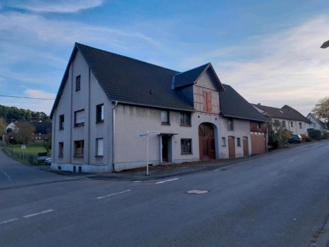 EinZweifamilienhaus Bauernhaus mit Werkstatt