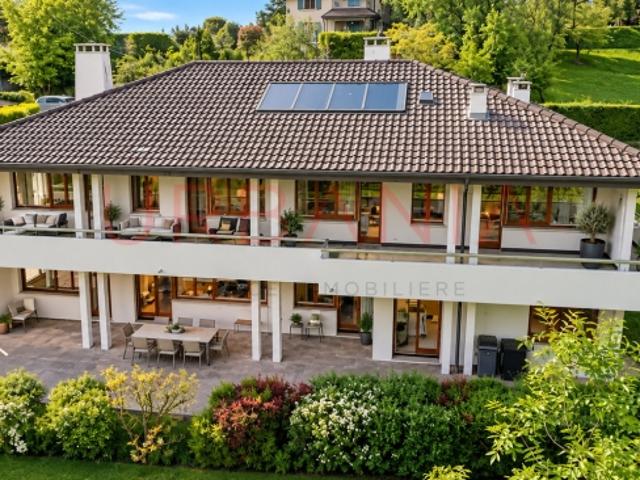 Ein charmantes Einfamilienhaus mit baumgesäumtem Garten und großzügigem Zimmer