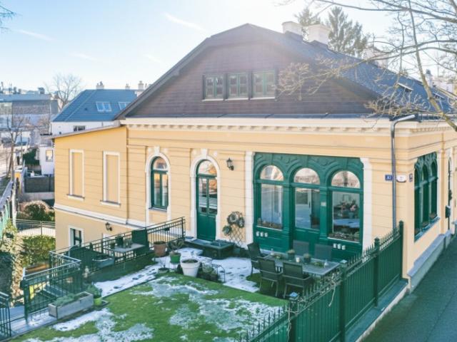 Ein Anwesen – viele Möglichkeiten: Kernsanierte Jahrhundertwendevilla mit Indoorpool für luxuriöses Wohnen und Arbeiten