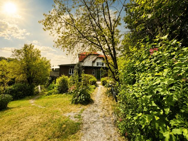 Ein Anwesen der besonderen Art inmitten einer idyllischen Gartenlandschaft