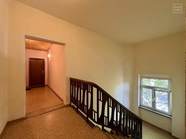 Ein Altbau ganz oben. Und Halle gleich vor der Tür