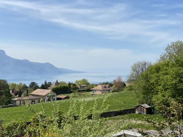 Ein atemberaubendes, zeitgenössisches Haus in Chailly Montreux mit Blick auf den See