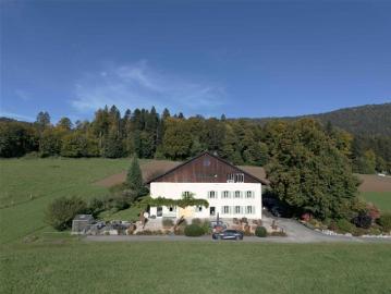 Ein außergewöhnliches Bauernhaus, eingebettet am südlichen Fuß von Chasseral