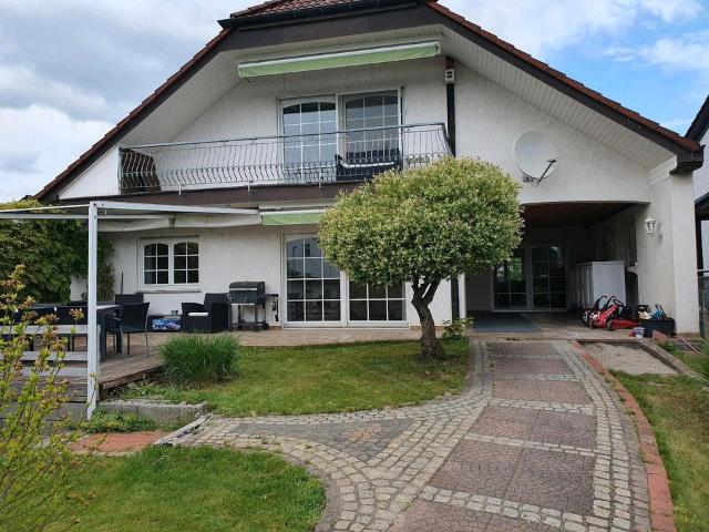 Ein bis Zwei familienhaus mit Doppelgarage, großem Garten