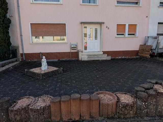 Ein bis Zweifamilien Haus mit Nebengebäude