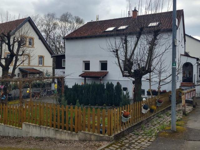 Ein bis Zweifamilienhaus. An 2 Parteien vermietet