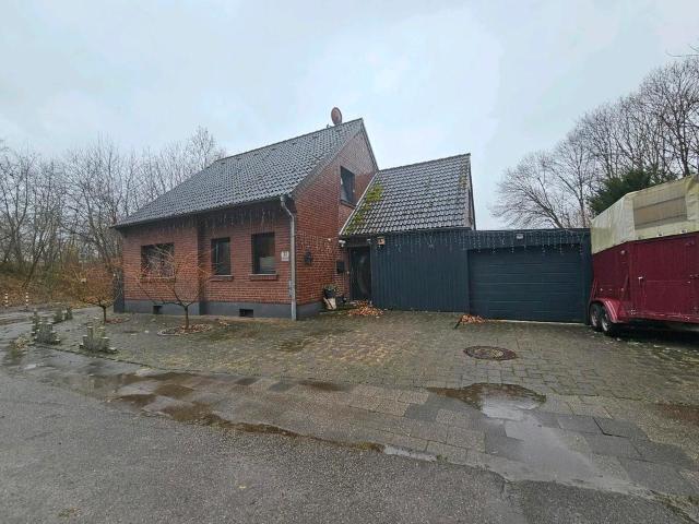 Ein bis Zweifamilienhaus mit mögl. Pferdehaltung in Alleinlage