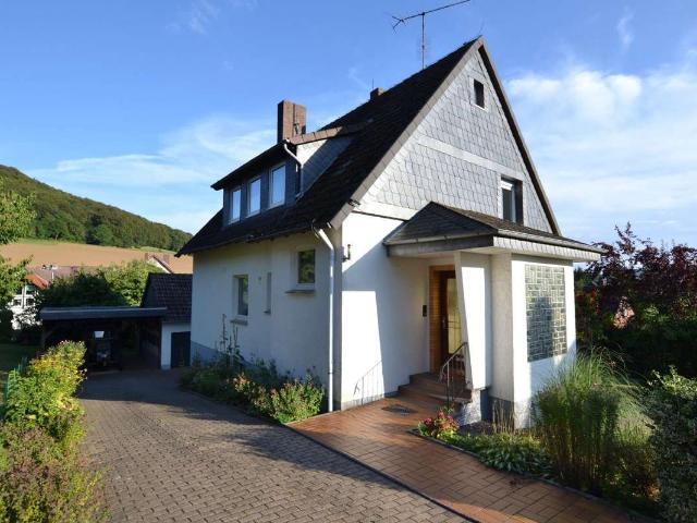 Ein bis Zweifamilienhaus mit gepflegtem Grundstück in ruhiger Ortslage von Holzen!