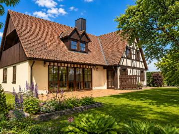 Ein bis Zweifamilienhaus mit großem Garten & Doppelgarage in Nürnberg Kornburg
