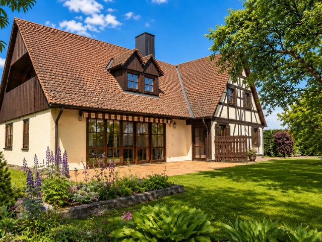 Ein bis Zweifamilienhaus mit großem Garten & Doppelgarage in Nürnberg Kornburg