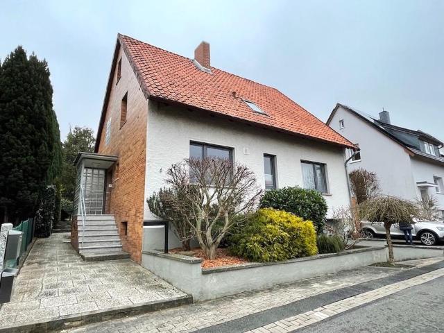 Ein bis Zweifamilienhaus mit großer Gartenoase, in zentraler Lag