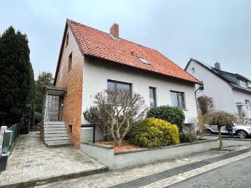 Ein bis Zweifamilienhaus mit großer Gartenoase, in zentraler Lag