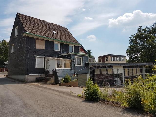 Ein bis 2 Familien Haus mit Hallen und Parkplätzen in Reinshagen