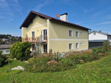 Ein bzw. Zweifamilienhaus in Niederneukirchen! 235 m² WNFL, vollunterkellert inkl. Doppelgarage, 1113 m² Grundfläche! Nähe Ortszentrum!
