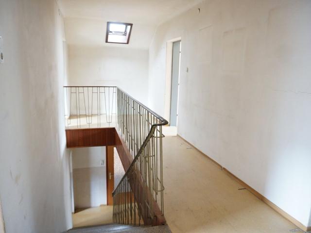 Ein Bzw. Zweifamilienwohnhaus mit Großem Grundstück und Doppelgarage
