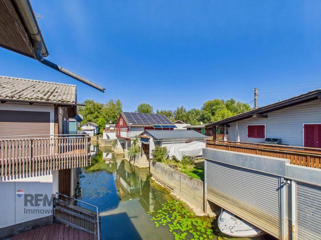 Ein ganz besonderer Platz am Bodensee – charmantes Bootshaus mit eigener Bootsgarage direkt am Wasser