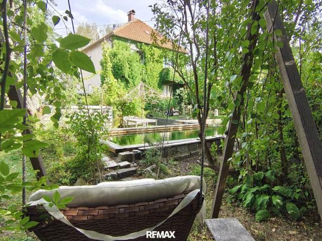 Ein Garten, der bleibt – Zweifamilienhaus mit außergewöhnlichem Naturgarten & Swimmingteich in Gmünd