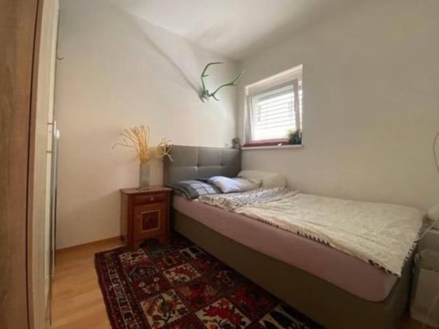 Ein geschmackvoll eingerichtetes Apartment mit separatem Schlafbereich, offenem Wohnbereich und funktionaler Küche, das praktisches Design mit unaufdringlichem Komfort verbindet