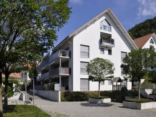 Sonnige, zweistöckige Wohnung mit Balkon beim Üetliberg