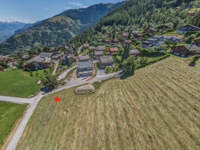 Ein Grundstück von 640 m², das frei von Mandat in einem Wohngebiet ganz in der Nähe des Zentrums des Resorts liegt, wird erledigt