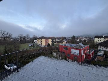 Ein grosszügig dimensionierter Salon und eine Terrasse
