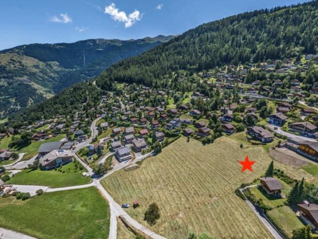 Ein großes Grundstück von 1296 m², das frei von Mandat in einem Wohngebiet ganz in der Nähe des Zentrums des Resorts liegt, mit herrlichem Blick auf die Berner Alpen