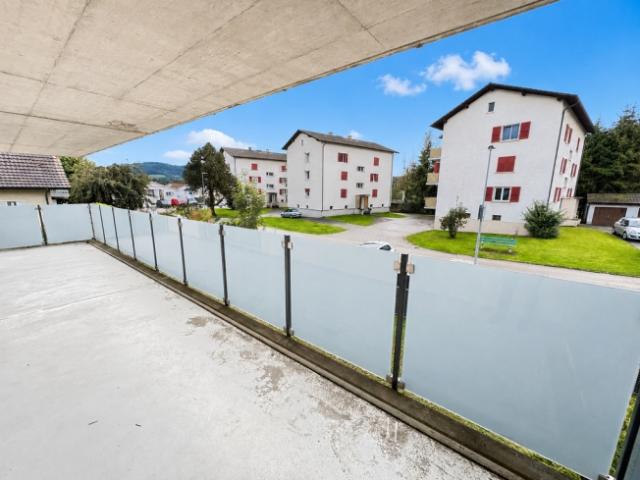Ein großer Balkon und ein sehr geräumiges Wohnzimmer