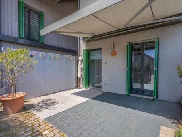 Ein Familien Dreifach am Stadtrand von Lausanne, zwischen Natur und zeitgemäßem Komfort