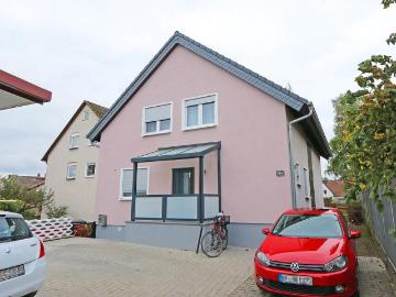 Ein Familienhaus mit großen Garten